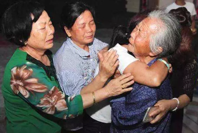 姐弟溺水,奶奶卻只救弟弟,8年後母親進城打工,街頭一女子流淚大喊:媽媽