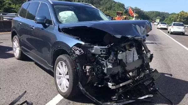 時速110追撞工程車...吳鈴山車頭全毀,人安然無事,就連國道警察也驚呼「這台車太厲害了!」
