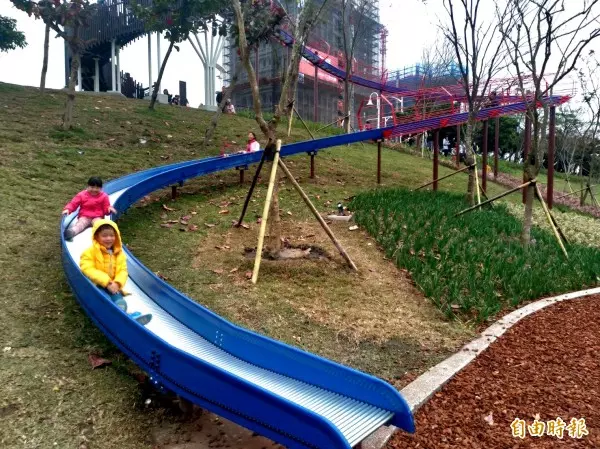 排1小時也要玩 桃園50公尺長滾輪滑梯春節超夯