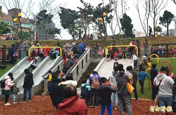 排1小時也要玩 桃園50公尺長滾輪滑梯春節超夯
