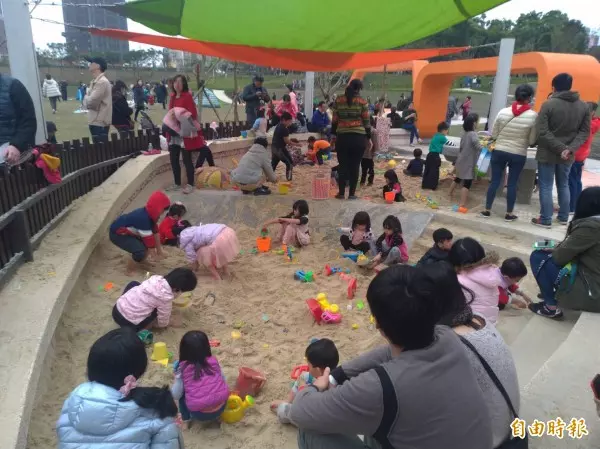 排1小時也要玩 桃園50公尺長滾輪滑梯春節超夯