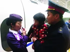 一位父親在瘋狂的拍打著開走的火車——因為他的嬰兒還在火車上