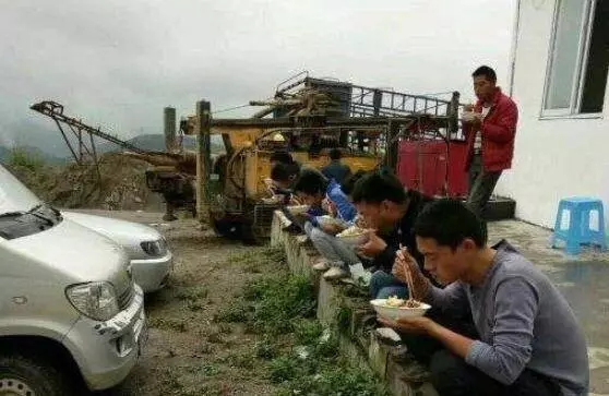 偶遇前妻街上乞討,我偷偷給十萬塊錢,半年後再相遇我愣住了