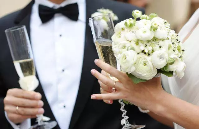 拍拖6年 婚禮前夕准婆婆悔婚 1年後我生日門鈴響 開門愣了