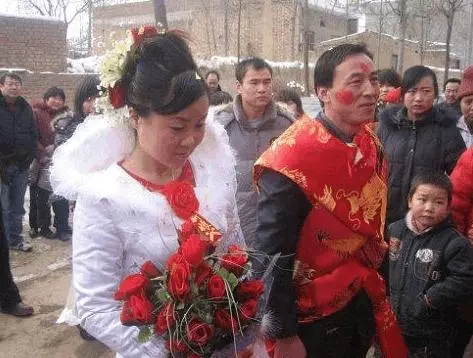 母親再婚不要我,小姑養我7年,結婚前母親給我一張卡,我心涼了