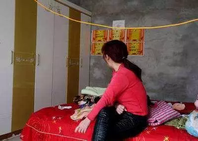 母親再婚不要我,小姑養我7年,結婚前母親給我一張卡,我心涼了