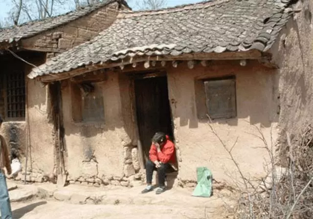 老漢收留了個傻女人,為給她治病花光棺材本,最後老漢樂開了花