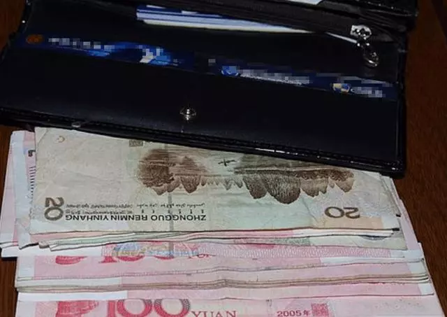 老漢收留了個傻女人,為給她治病花光棺材本,最後老漢樂開了花