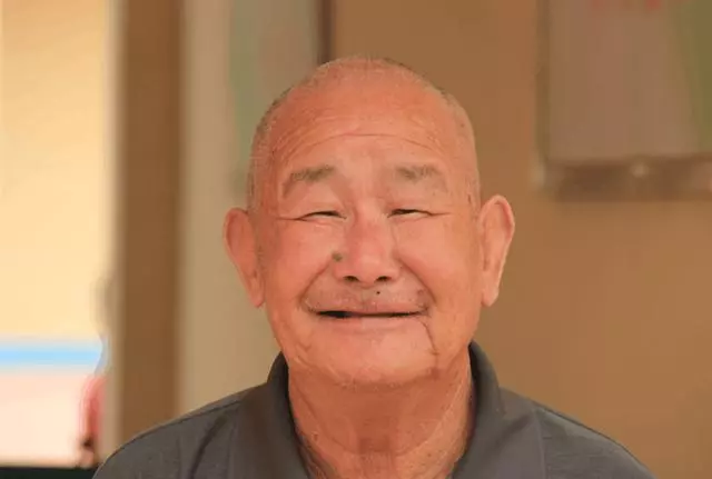 老漢收留了個傻女人,為給她治病花光棺材本,最後老漢樂開了花