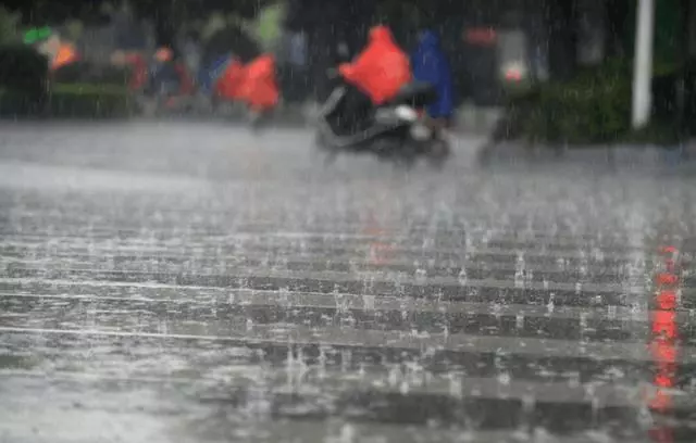 小女孩刮花豪車,原地冒雨等了2個小時,司機來後反而給3萬