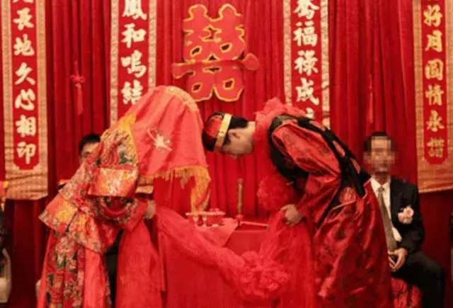 男子追她五年,她嫁給別人,去參觀他家看見陽台上的人,她落淚了