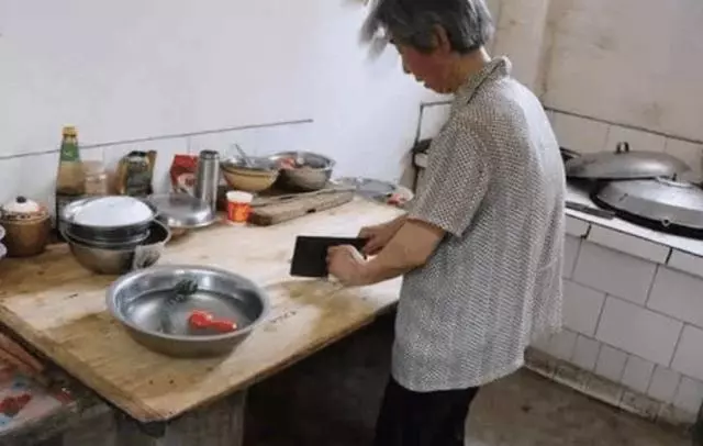 婆婆每天半夜做飯,第二天飯菜全消失,兒媳跟蹤婆婆發現其中秘密
