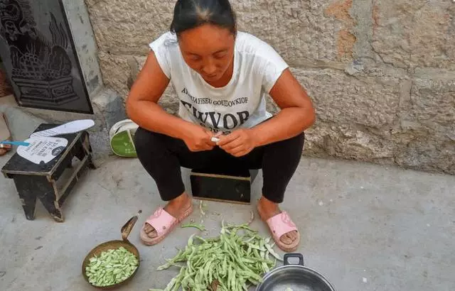婆婆每天半夜做飯,第二天飯菜全消失,兒媳跟蹤婆婆發現其中秘密