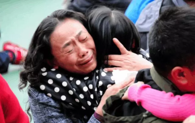 丈夫去世妻子哭得死去活來,一月後卻又嫁人,村裡人說她是好妻子