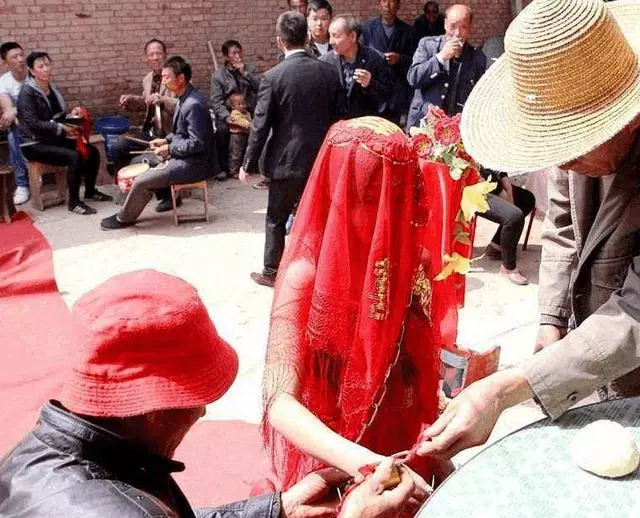 丈夫去世妻子哭得死去活來,一月後卻又嫁人,村裡人說她是好妻子