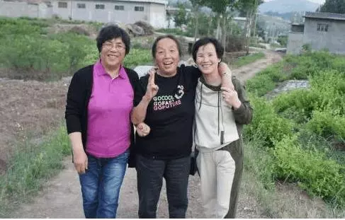 丈夫去世妻子哭得死去活來,一月後卻又嫁人,村裡人說她是好妻子