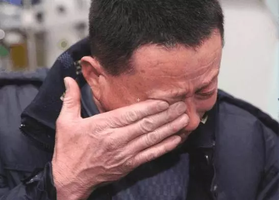 工作5年給老闆隨禮15次,結婚他卻送我薄紅包,拆開後我瞪大雙眼