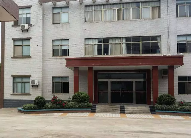 母親來公司看望我,我嫌棄母親丑趕她走,同事看到母親後含淚下跪
