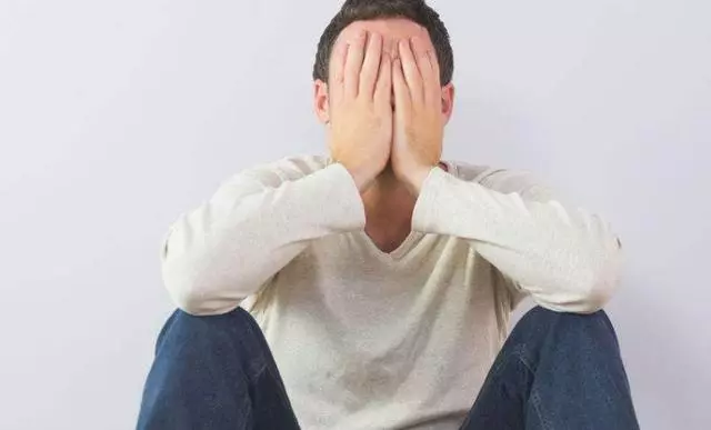 母親來公司看望我,我嫌棄母親丑趕她走,同事看到母親後含淚下跪
