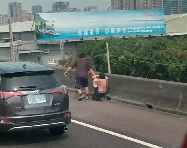 情侶高速公路上爭執 ! 女子慘被男友扒衣服拖行