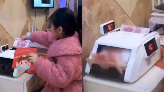 厚厚一疊 女童用點鈔機算紅包錢 !