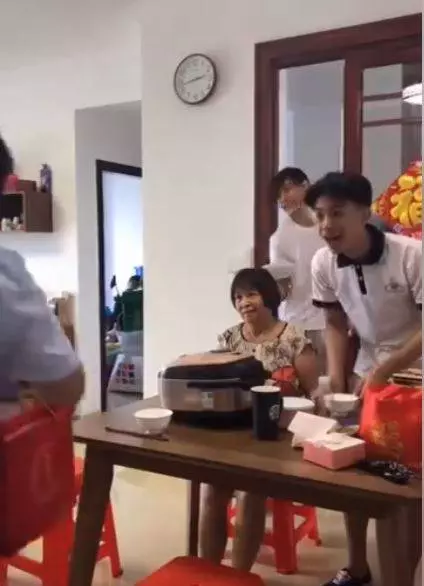 眾人齊聚「幫長輩慶生」畫面超溫馨 下秒他抽走蛋糕盒坐下…笑翻萬人 !