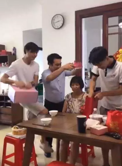 眾人齊聚「幫長輩慶生」畫面超溫馨 下秒他抽走蛋糕盒坐下…笑翻萬人 !