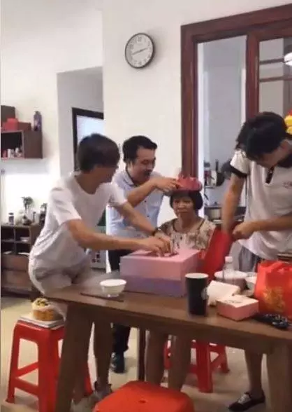 眾人齊聚「幫長輩慶生」畫面超溫馨 下秒他抽走蛋糕盒坐下…笑翻萬人 !