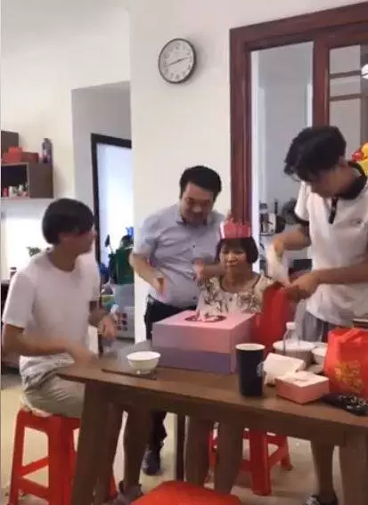 眾人齊聚「幫長輩慶生」畫面超溫馨 下秒他抽走蛋糕盒坐下…笑翻萬人 !