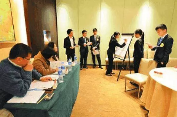 女面試官:請問「鉛筆」姓什麼?回答「鉛」的都被淘汰了,男子「機智回答」被當場錄用!