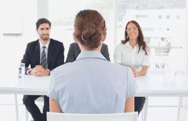 女面試官:請問「鉛筆」姓什麼?回答「鉛」的都被淘汰了,男子「機智回答」被當場錄用!