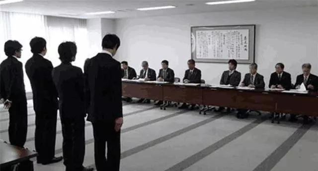 女面試官:請問「鉛筆」姓什麼?回答「鉛」的都被淘汰了,男子「機智回答」被當場錄用!