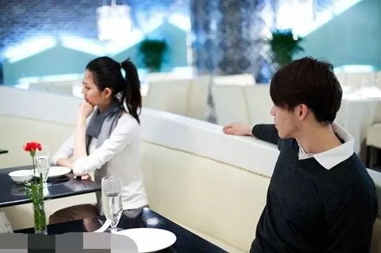 老婆患癌,老公捲走全部藥費,三年後帶情人回家轉正,推門癱在地