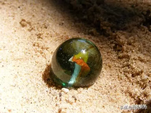 玻璃球里的花紋是怎麼弄進去的?看完童年之謎終於解開了