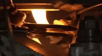 玻璃球里的花紋是怎麼弄進去的?看完童年之謎終於解開了