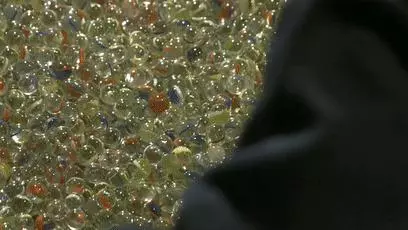 玻璃球里的花紋是怎麼弄進去的?看完童年之謎終於解開了