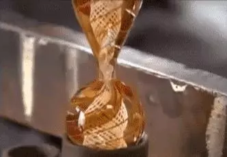 玻璃球里的花紋是怎麼弄進去的?看完童年之謎終於解開了