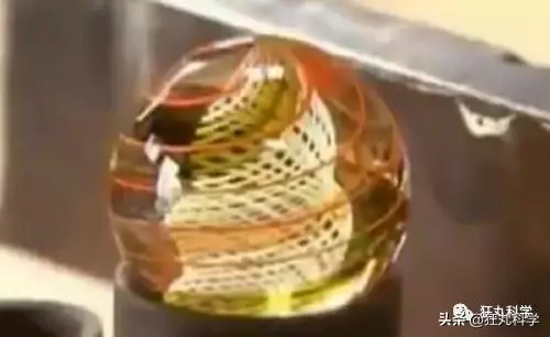 玻璃球里的花紋是怎麼弄進去的?看完童年之謎終於解開了
