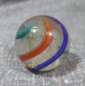 玻璃球里的花紋是怎麼弄進去的?看完童年之謎終於解開了
