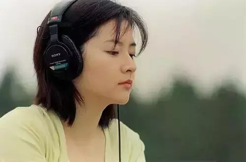 直擊林青霞40年前罕見舊照!「20歲完美神顏」至今無人能及,網友讚嘆:50年一見美人!