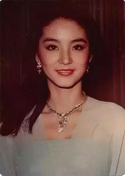 直擊林青霞40年前罕見舊照!「20歲完美神顏」至今無人能及,網友讚嘆:50年一見美人!