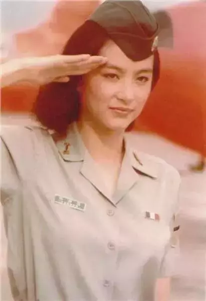 直擊林青霞40年前罕見舊照!「20歲完美神顏」至今無人能及,網友讚嘆:50年一見美人!