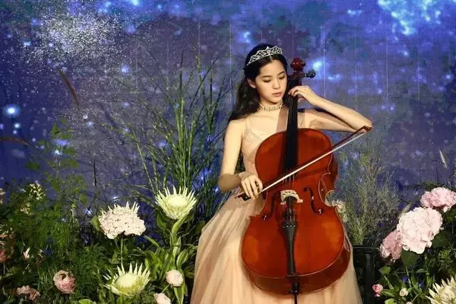 歐陽娜娜ins被陳冠希「瘋狂」點讃!兩人相差20歲卻相見恨晚,讓所有人羨慕!