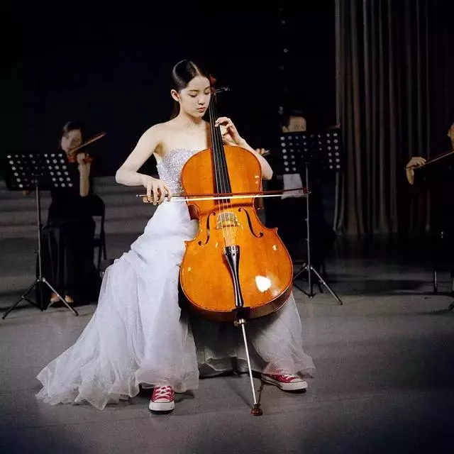 歐陽娜娜ins被陳冠希「瘋狂」點讃!兩人相差20歲卻相見恨晚,讓所有人羨慕!