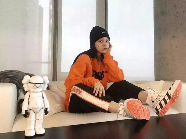 歐陽娜娜ins被陳冠希「瘋狂」點讃!兩人相差20歲卻相見恨晚,讓所有人羨慕!