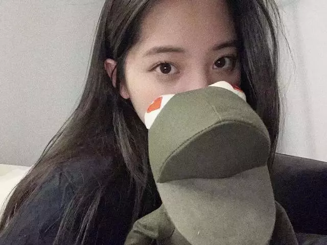 歐陽娜娜ins被陳冠希「瘋狂」點讃!兩人相差20歲卻相見恨晚,讓所有人羨慕!
