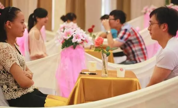 哥哥裝窮去相親,吃飯中途去接電話,哥哥結帳時服務員說已經付過了!