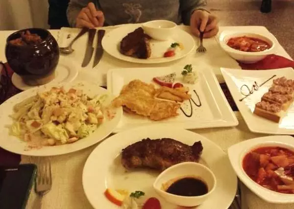 哥哥裝窮去相親,吃飯中途去接電話,哥哥結帳時服務員說已經付過了!