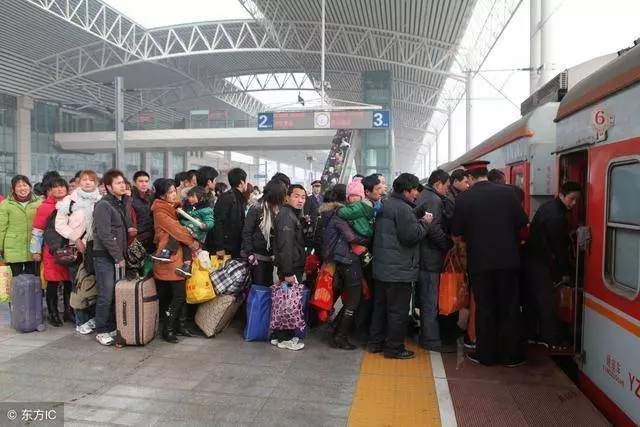 四歲女兒被陌生人抱走,母親追到火車站大喊五字,女兒失而復得