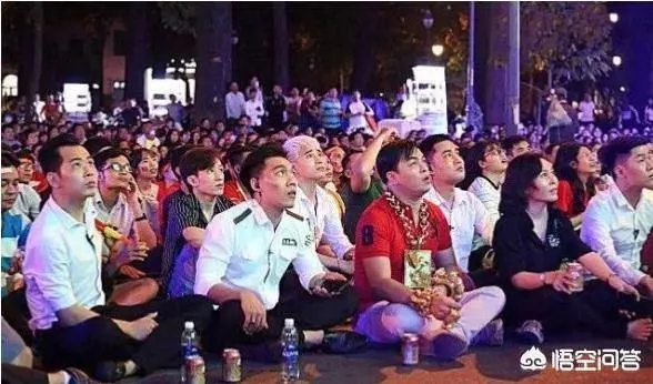 看球賽不忘炫富 男子戴26斤金首飾 重到要4保鏢去托!